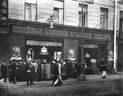 Multitudes atraídas por una demostración en la ventana de la tienda de máquinas de coser Singer, San Petersburgo de Russian Photographer